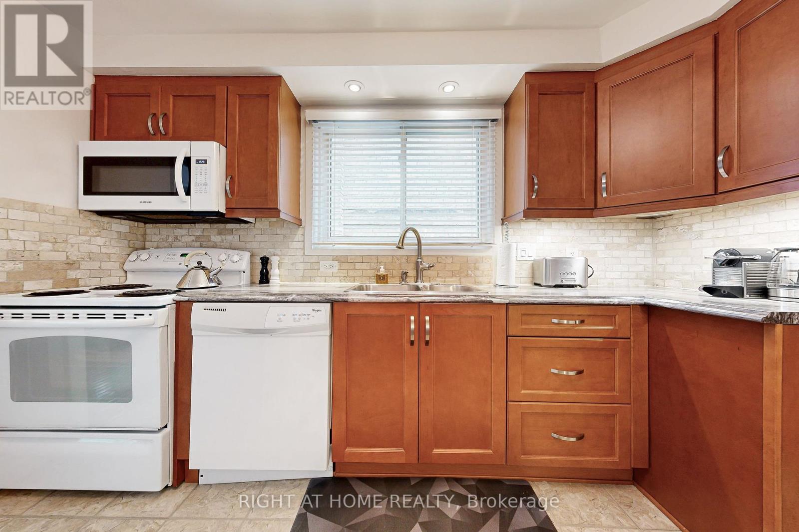 66 Cliveden Avenue, Toronto (Stonegate-Queensway), Ontario  M8Z 3N1 - Photo 13 - W12356415