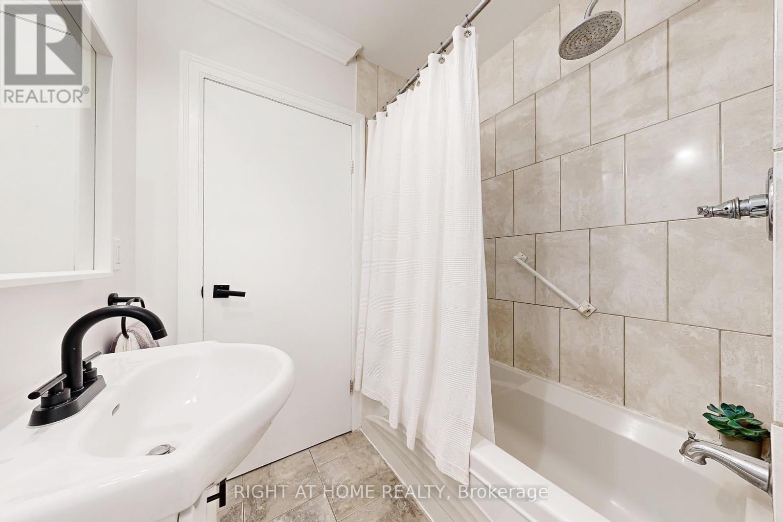 66 Cliveden Avenue, Toronto (Stonegate-Queensway), Ontario  M8Z 3N1 - Photo 23 - W12356415