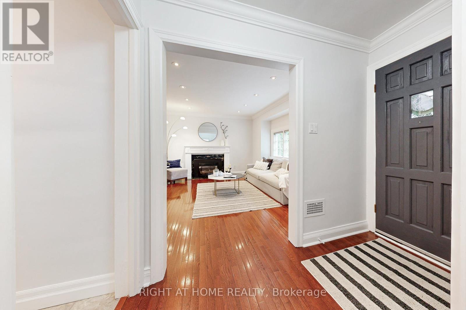 66 Cliveden Avenue, Toronto (Stonegate-Queensway), Ontario  M8Z 3N1 - Photo 3 - W12356415