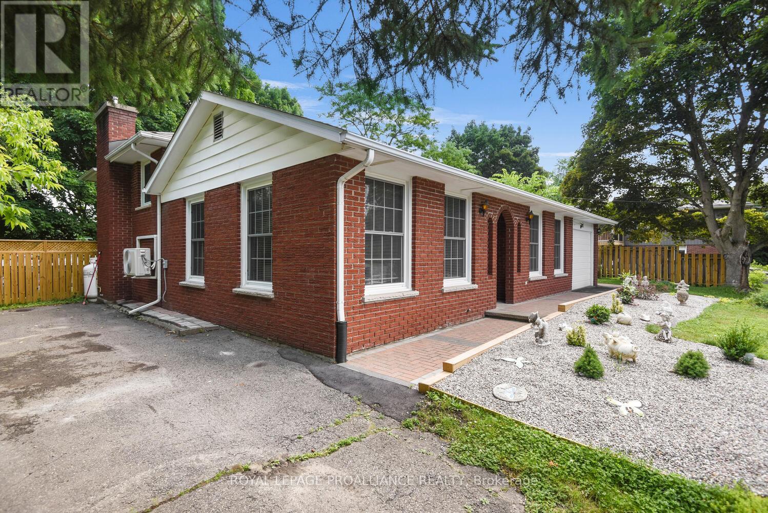342 Abbott Street W, Brockville, Ontario  K6V 5Y9 - Photo 3 - X12356511
