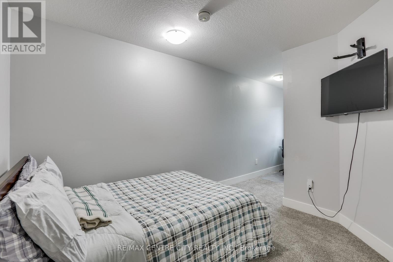 2104 Meadowgate Boulevard, London South (South U), Ontario  N6M 0H5 - Photo 33 - X12356526