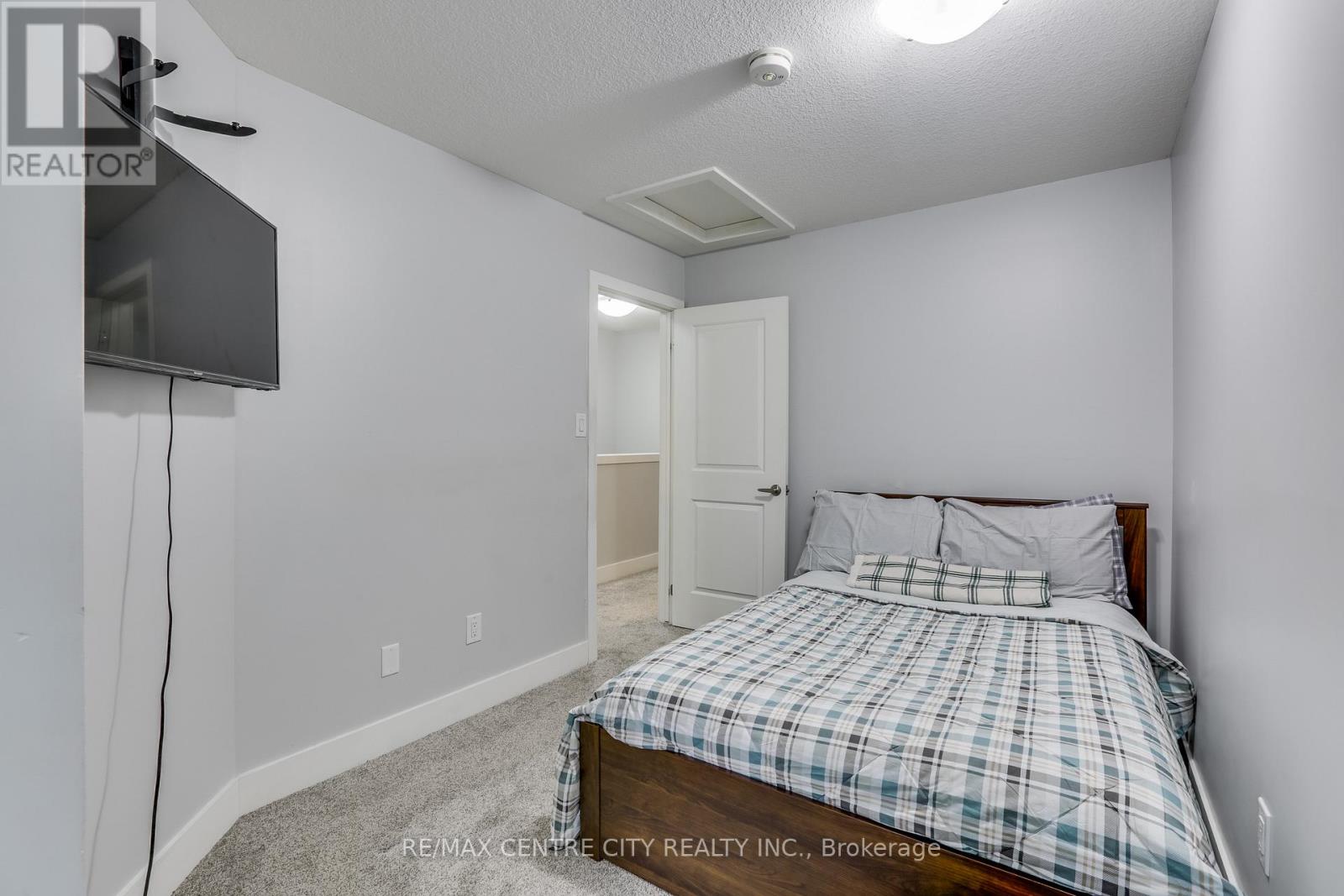 2104 Meadowgate Boulevard, London South (South U), Ontario  N6M 0H5 - Photo 34 - X12356526