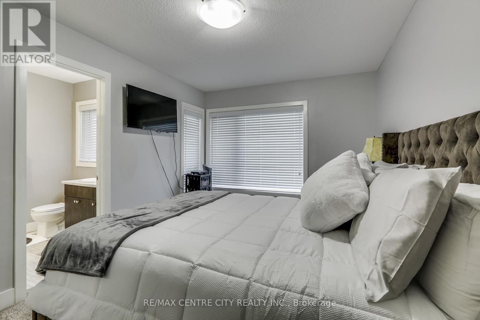 2104 Meadowgate Boulevard, London South (South U), Ontario  N6M 0H5 - Photo 38 - X12356526