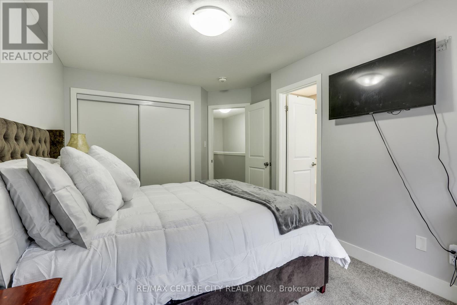 2104 Meadowgate Boulevard, London South (South U), Ontario  N6M 0H5 - Photo 39 - X12356526