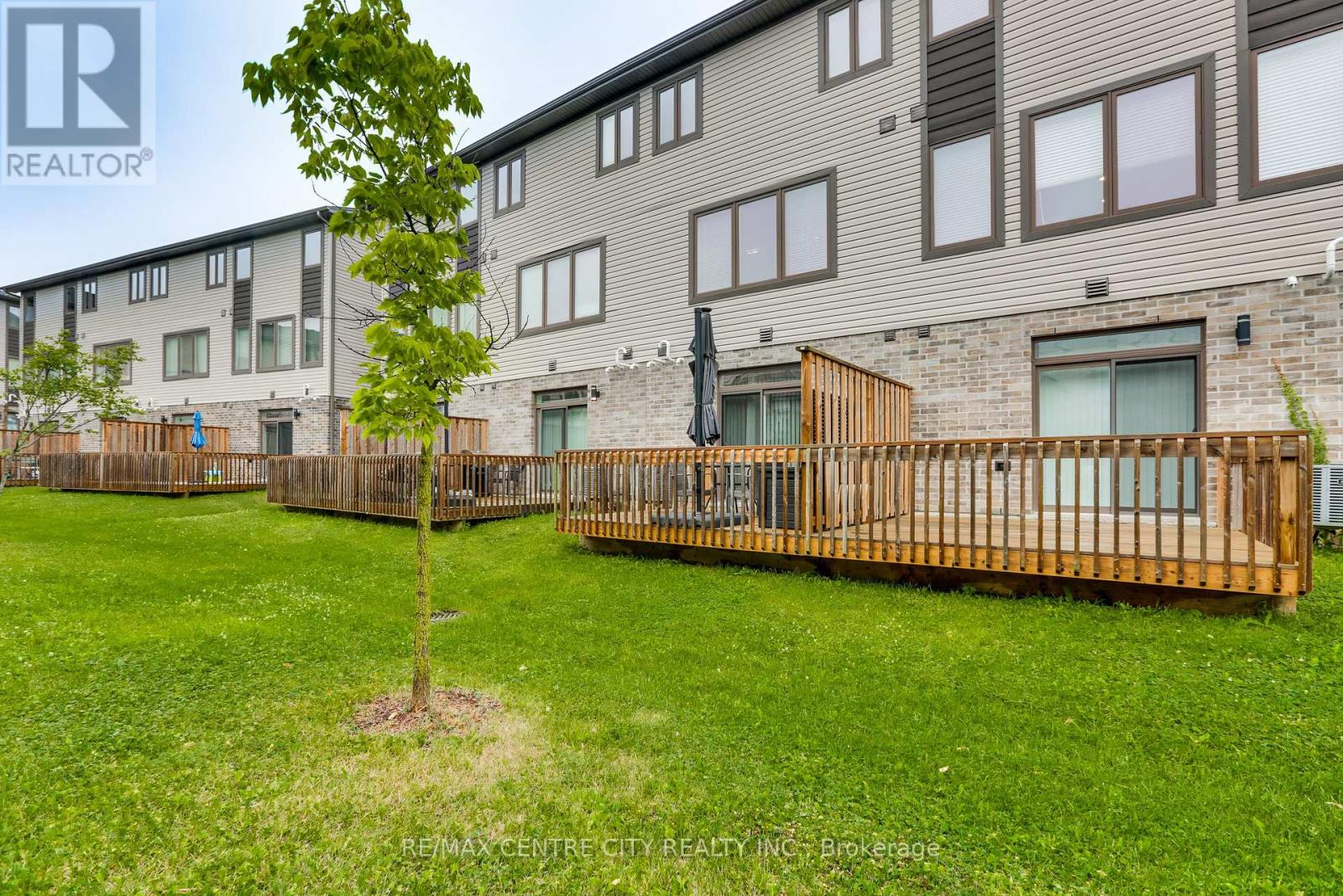 2104 Meadowgate Boulevard, London South (South U), Ontario  N6M 0H5 - Photo 43 - X12356526