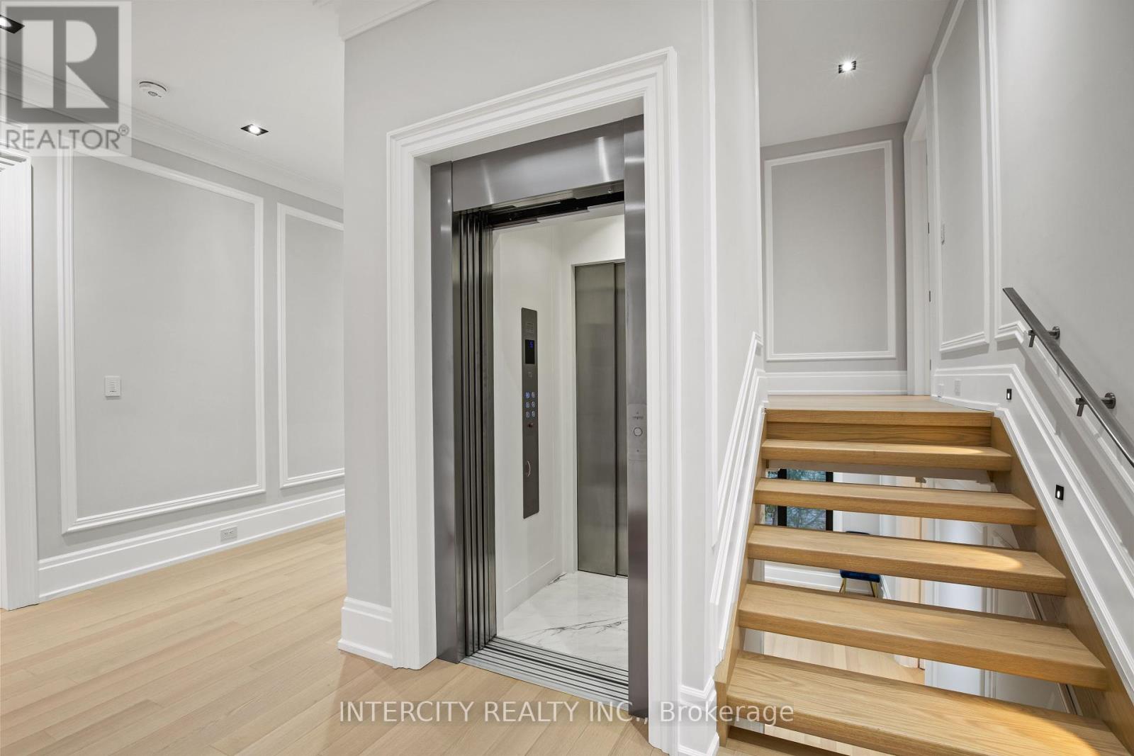 1 Silvergrove Road, Toronto, Ontario  M5L 2N5 - Photo 19 - C12356557