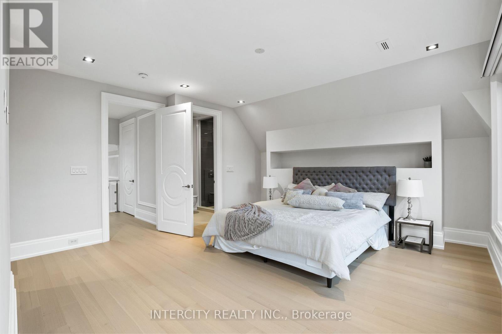 1 Silvergrove Road, Toronto, Ontario  M5L 2N5 - Photo 26 - C12356557