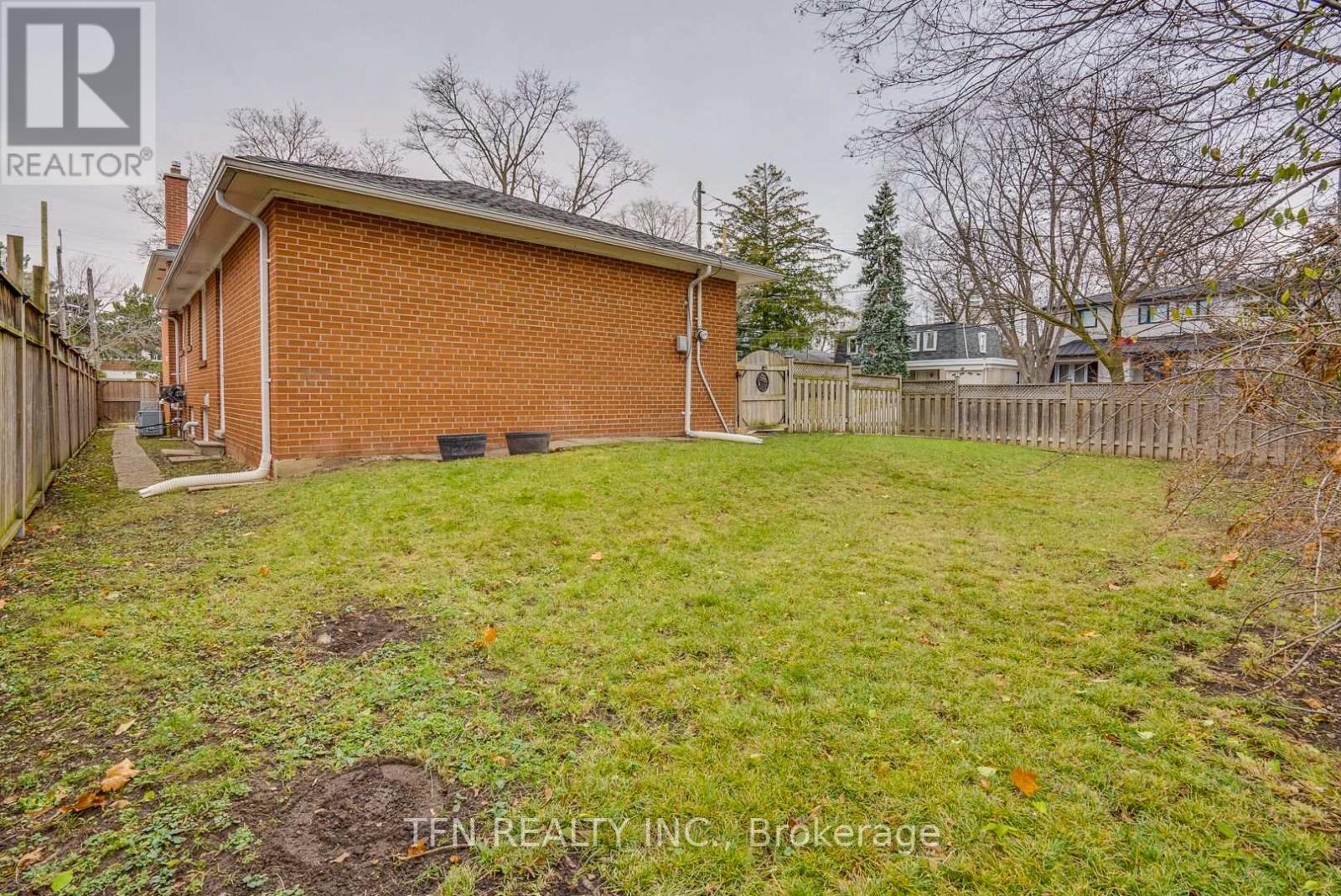 Upper - 25 Karen Road, Toronto, Ontario  M3A 3L5 - Photo 8 - C12356621