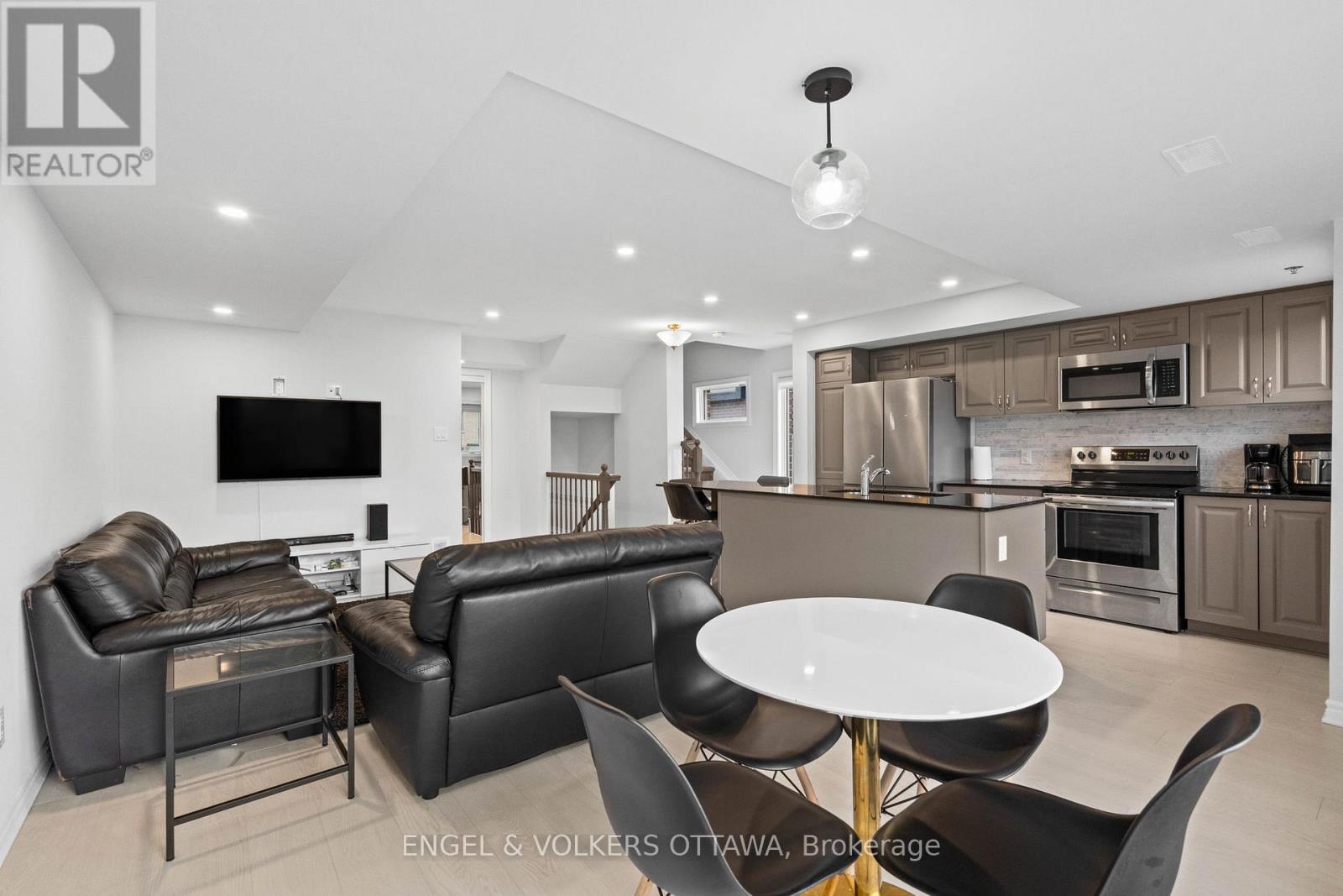 782 Mikinak Road, Ottawa, Ontario  K1K 5A5 - Photo 10 - X12356751