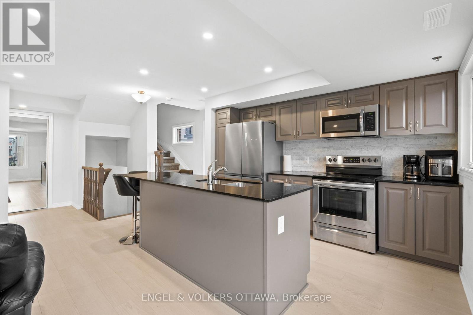 782 Mikinak Road, Ottawa, Ontario  K1K 5A5 - Photo 6 - X12356751
