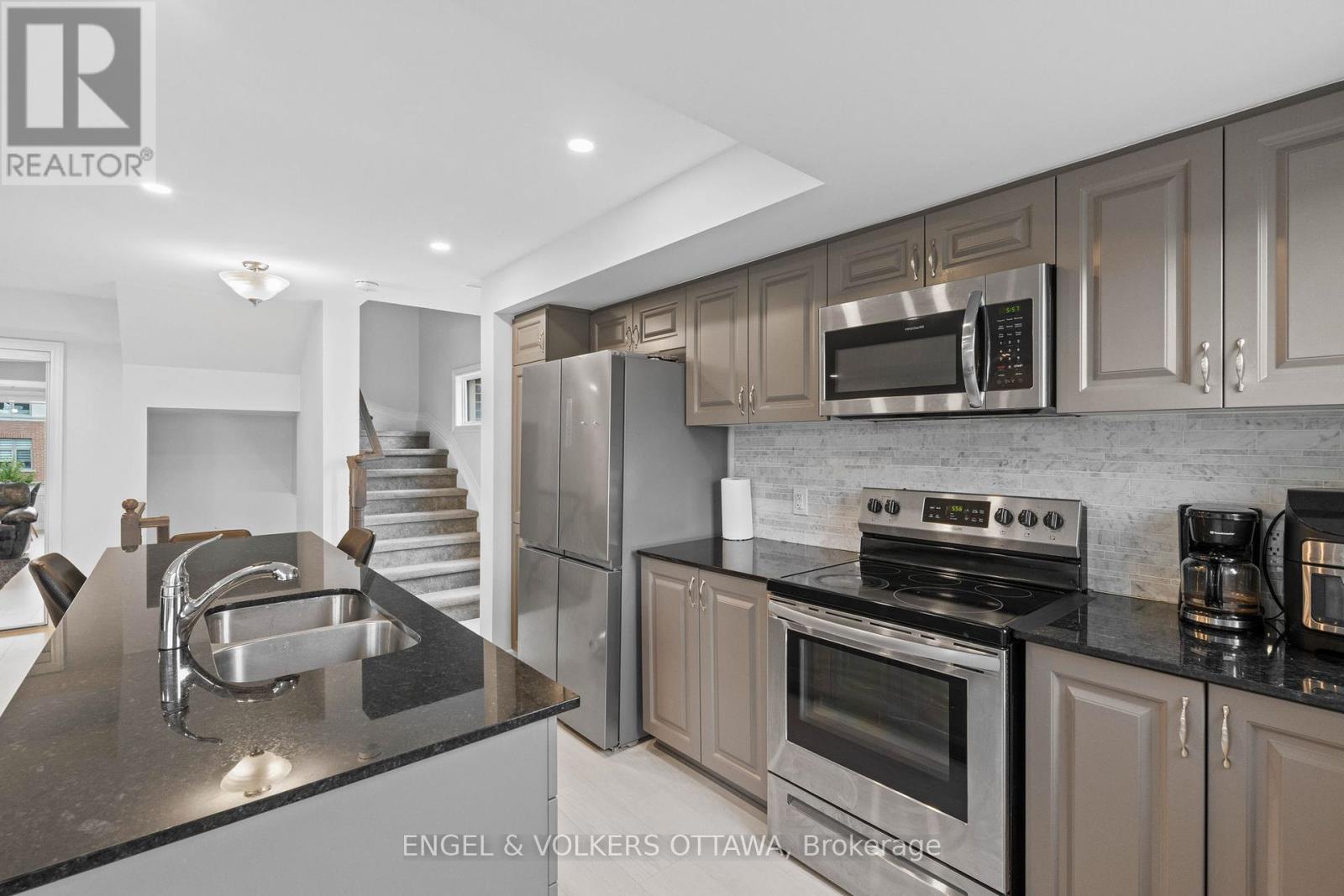 782 Mikinak Road, Ottawa, Ontario  K1K 5A5 - Photo 7 - X12356751