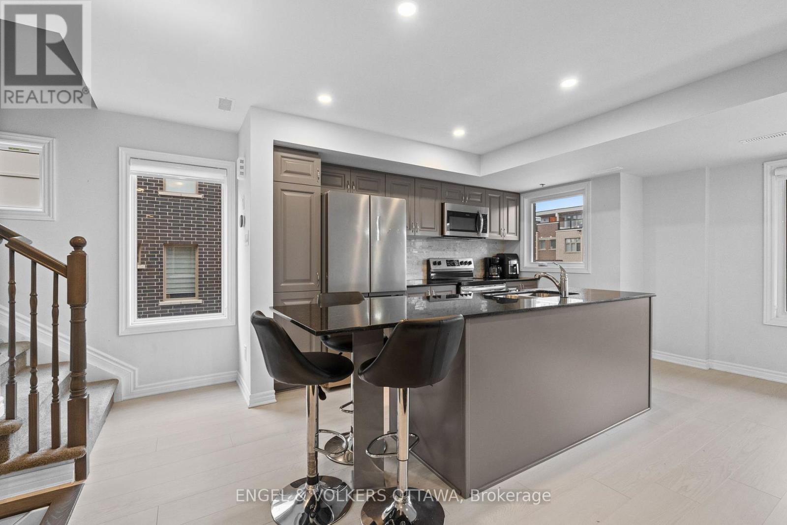 782 Mikinak Road, Ottawa, Ontario  K1K 5A5 - Photo 8 - X12356751