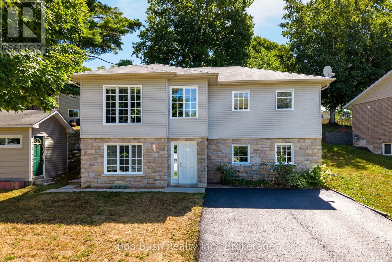 21 Church Street, Penetanguishene, Ontario  L9M 1A9 - Photo 1 - S12355433