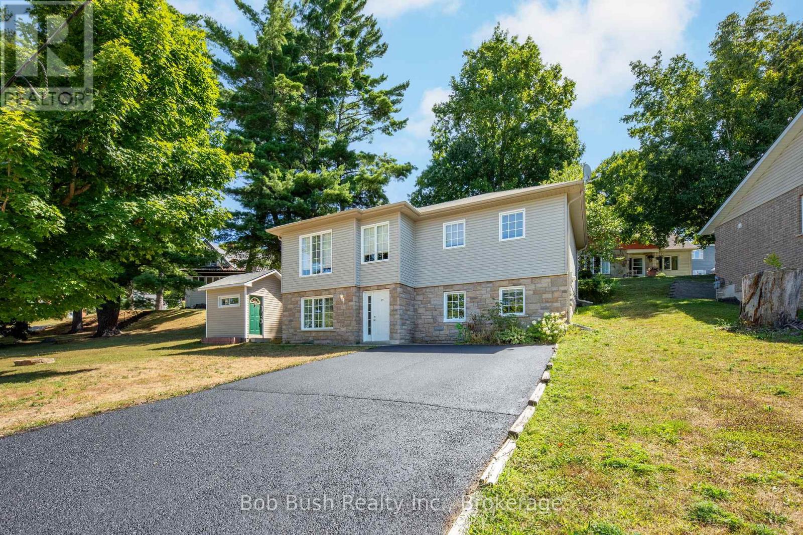 21 Church Street, Penetanguishene, Ontario  L9M 1A9 - Photo 2 - S12355433