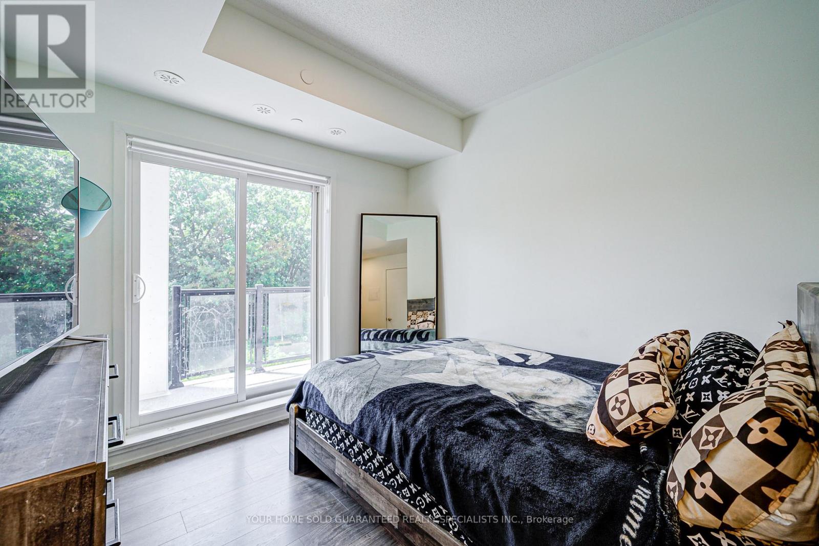 302 - 135 Canon Jackson Drive, Toronto, Ontario  M6M 0C3 - Photo 11 - W12356551