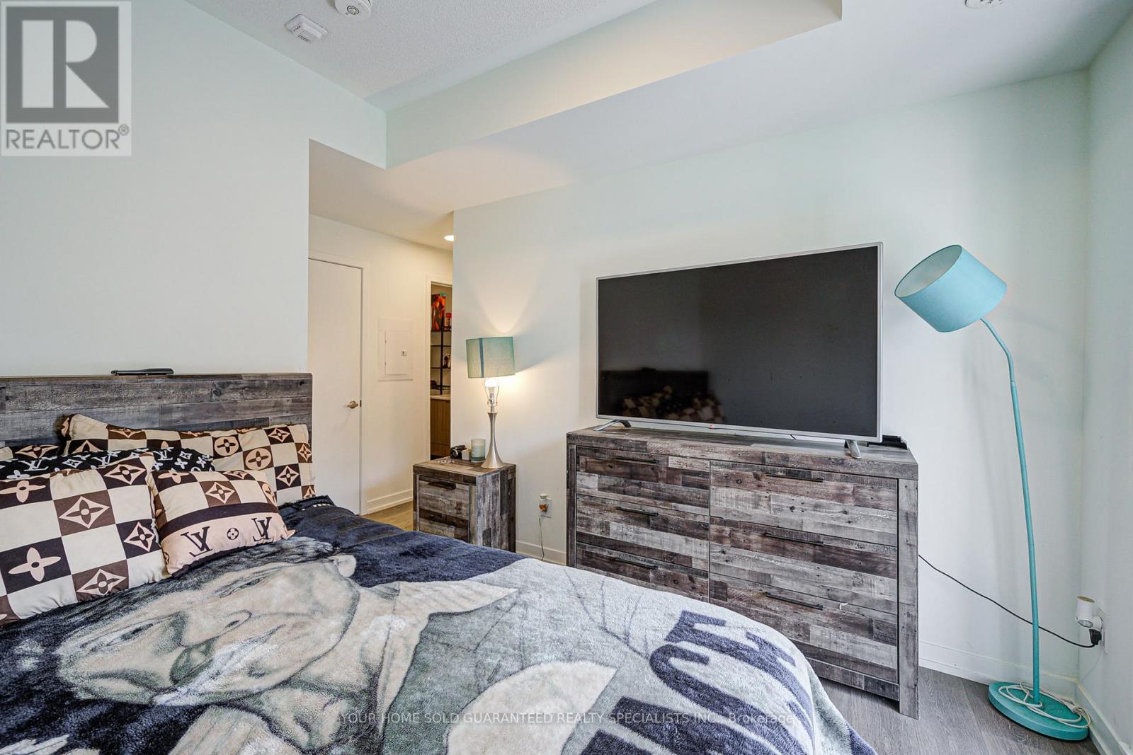 302 - 135 Canon Jackson Drive, Toronto, Ontario  M6M 0C3 - Photo 13 - W12356551