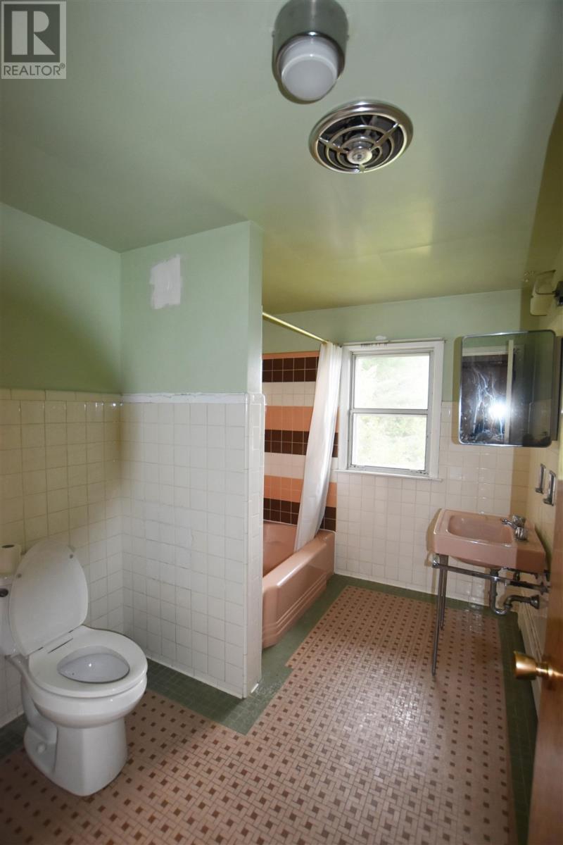 1015 Queen St E, Sault Ste. Marie, Ontario  P6A 2C2 - Photo 22 - SM252336