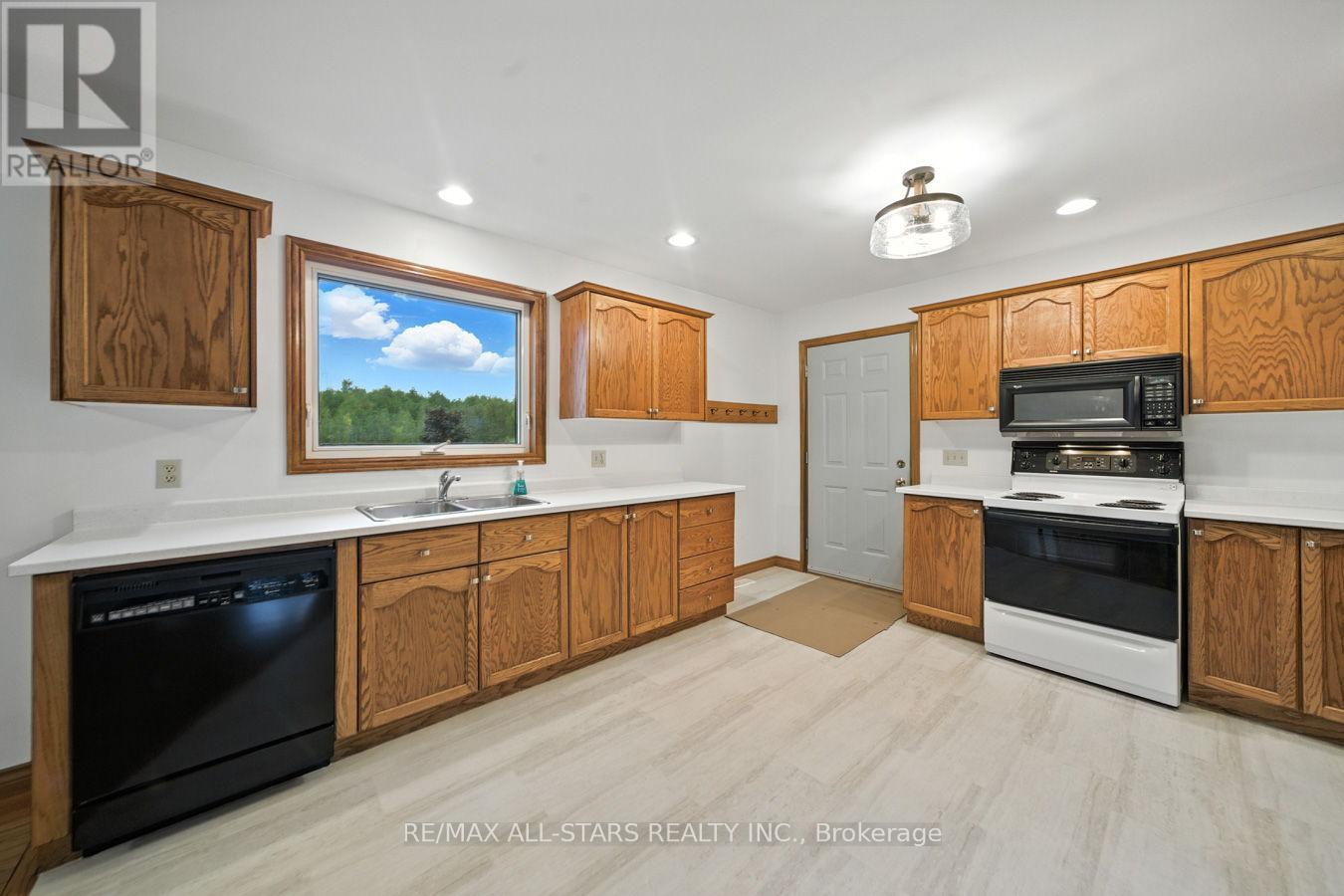145 Fingerboard Road, Kawartha Lakes, Ontario  K0M 2C0 - Photo 10 - X12356651