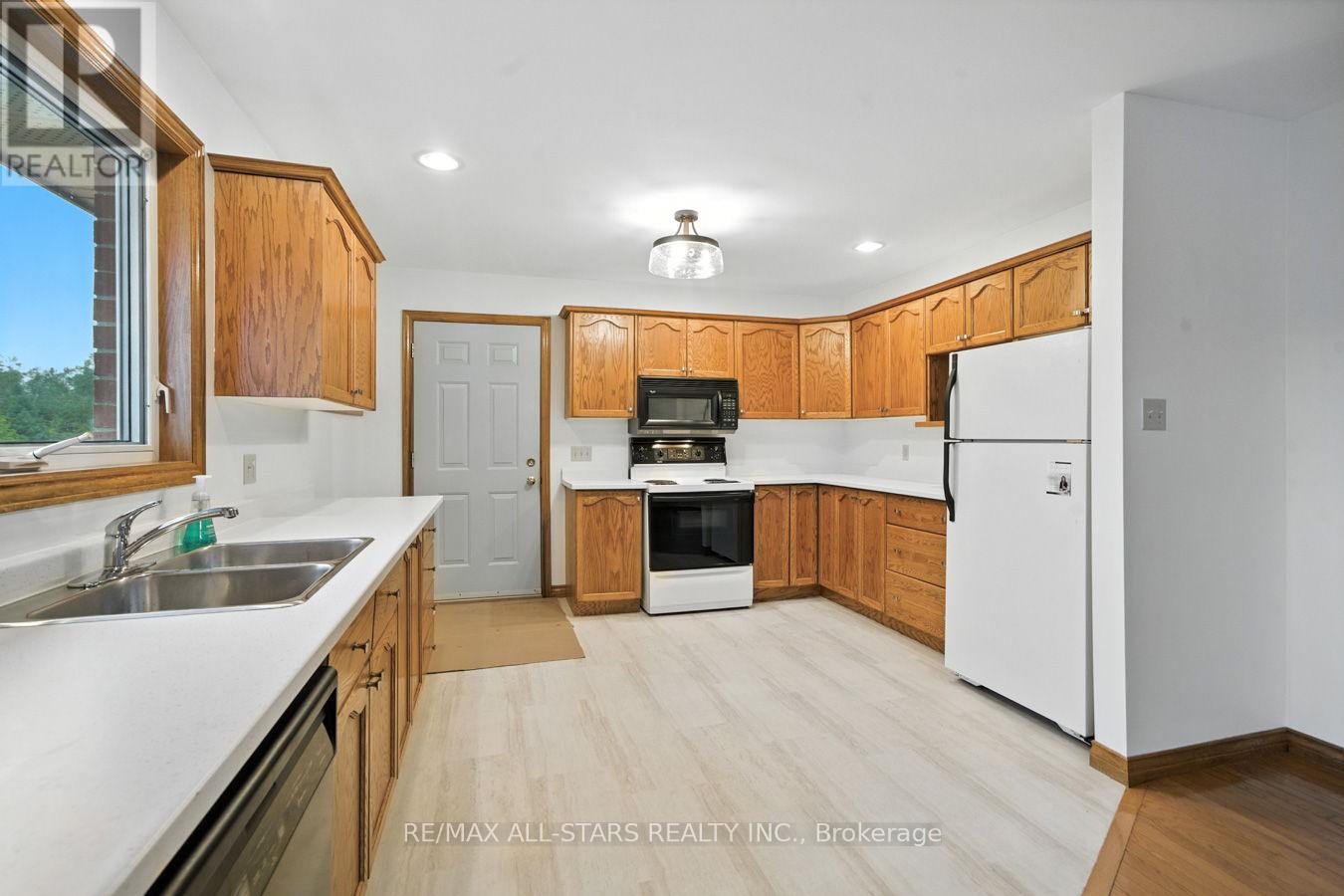 145 Fingerboard Road, Kawartha Lakes, Ontario  K0M 2C0 - Photo 9 - X12356651