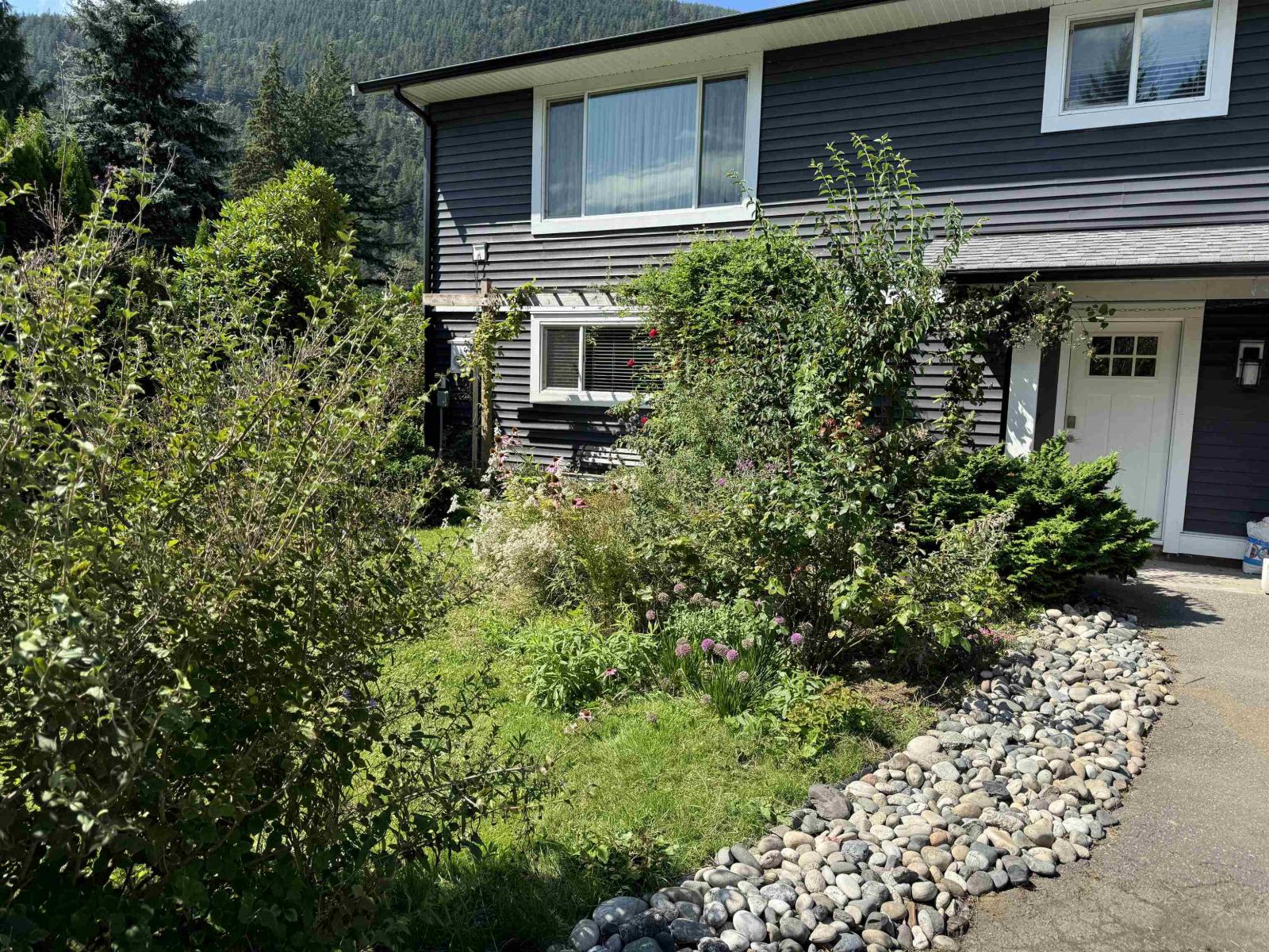 604 Lakberg Crescent, Harrison Hot Springs, Harrison Hot Springs, British Columbia  V0M 1K0 - Photo 2 - R3024837
