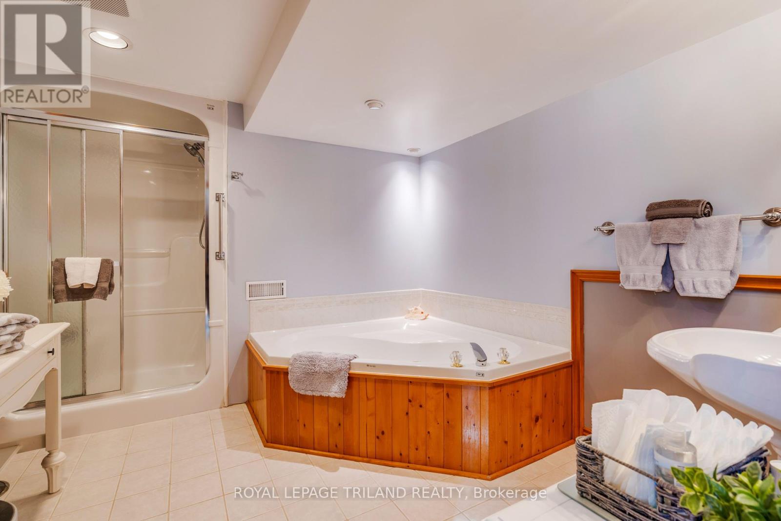 27 Cherokee Road, London North, Ontario  N6G 2N7 - Photo 33 - X12356935