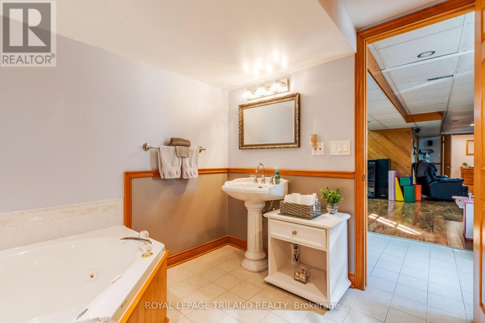 27 Cherokee Road, London North, Ontario  N6G 2N7 - Photo 34 - X12356935
