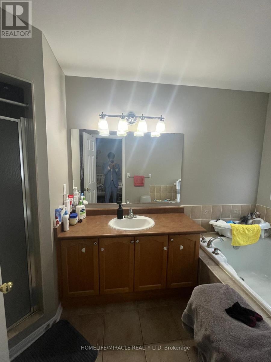 38 Rockgarden Trail, Brampton, Ontario  L6R 3M7 - Photo 10 - W12356773