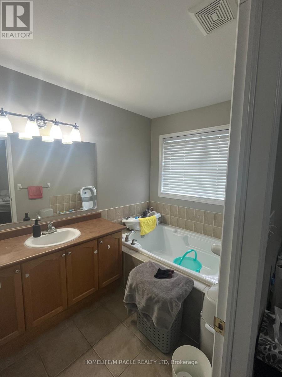 38 Rockgarden Trail, Brampton, Ontario  L6R 3M7 - Photo 13 - W12356773