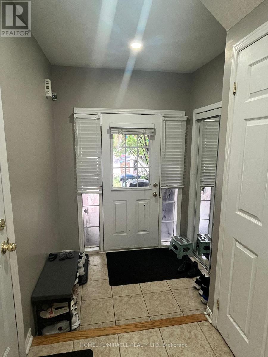 38 Rockgarden Trail, Brampton, Ontario  L6R 3M7 - Photo 2 - W12356773