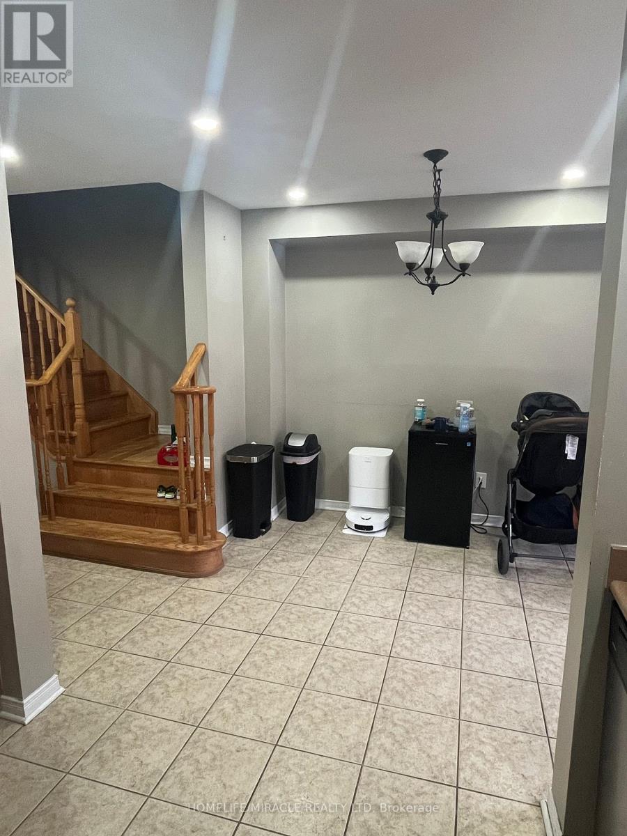 38 Rockgarden Trail, Brampton, Ontario  L6R 3M7 - Photo 4 - W12356773