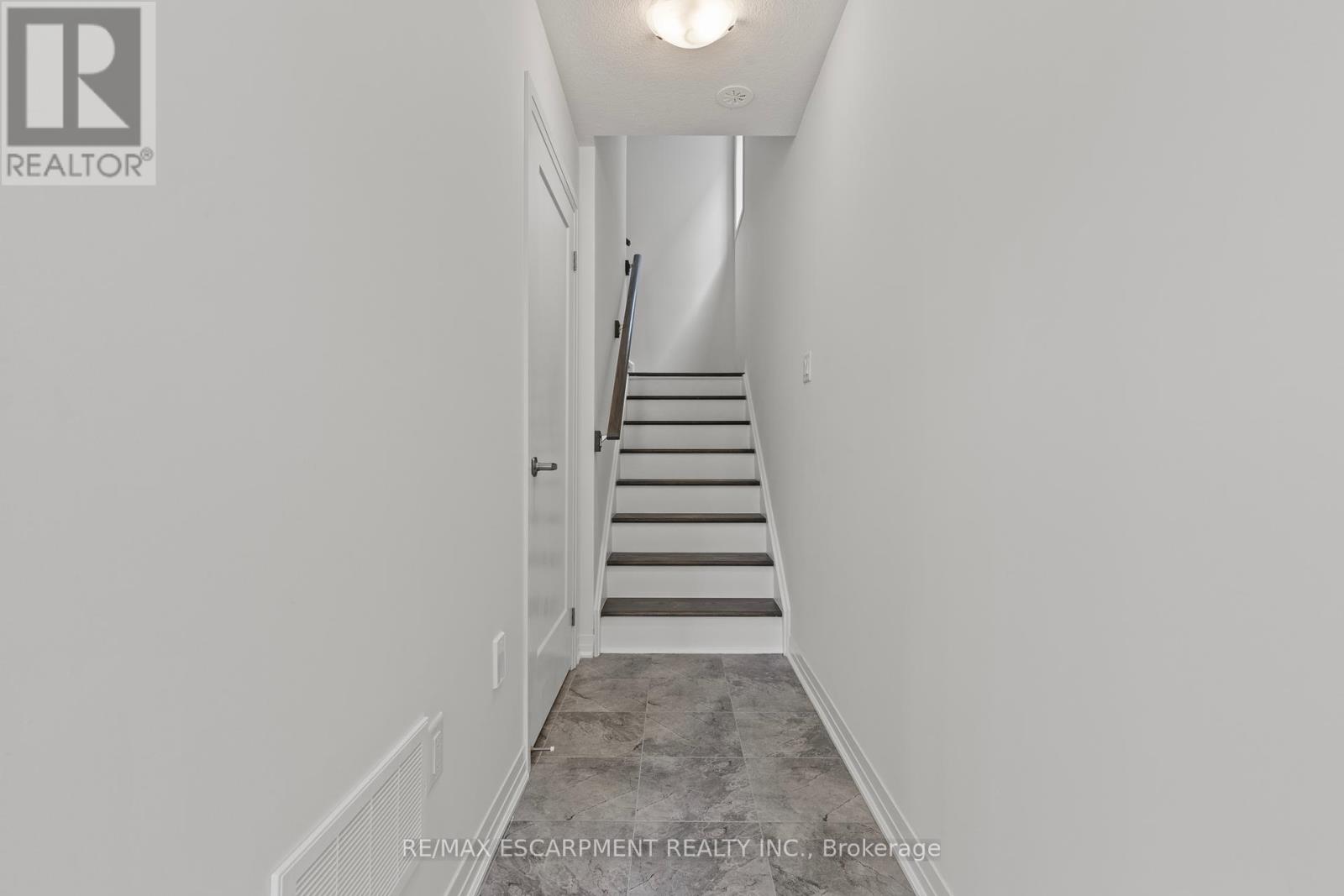 62 Pogie Drive, Welland, Ontario  L3B 6A7 - Photo 4 - X12356890