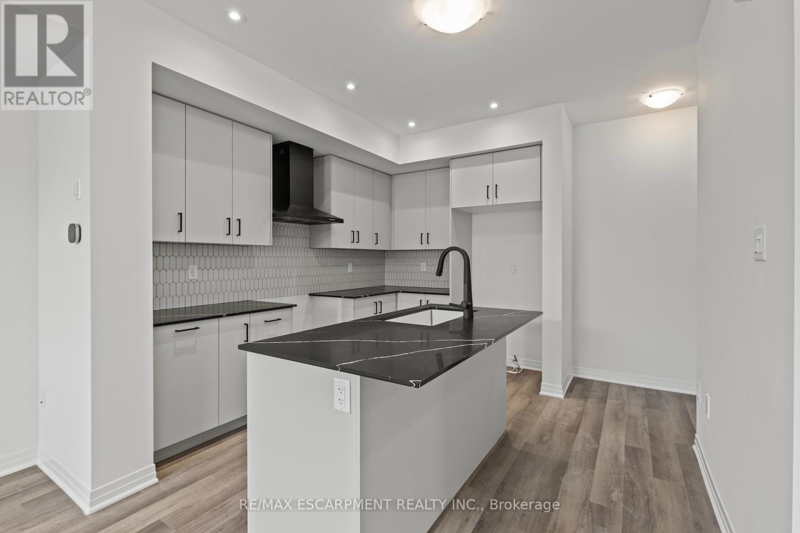 62 Pogie Drive, Welland, Ontario  L3B 6A7 - Photo 6 - X12356890