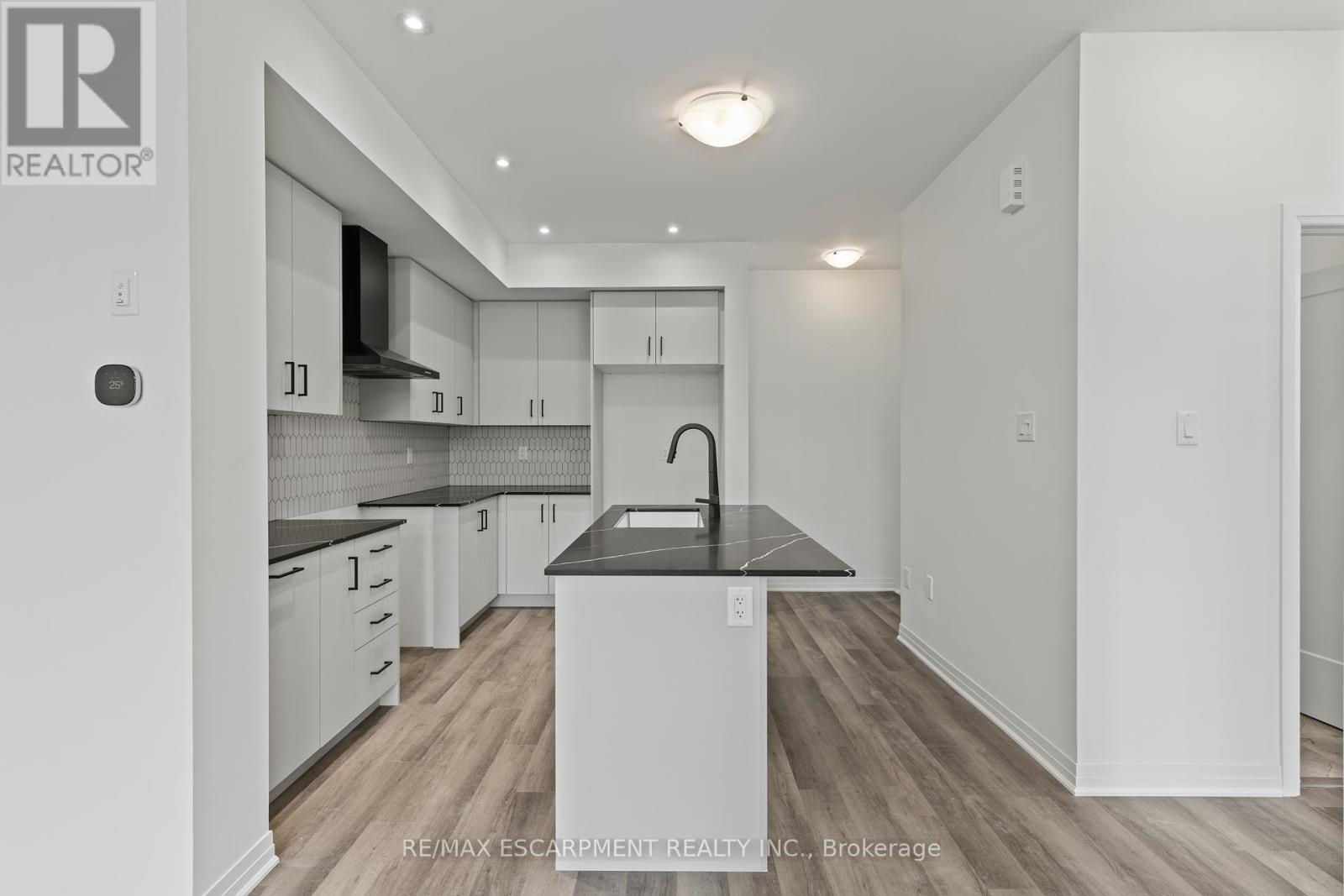 62 Pogie Drive, Welland, Ontario  L3B 6A7 - Photo 7 - X12356890