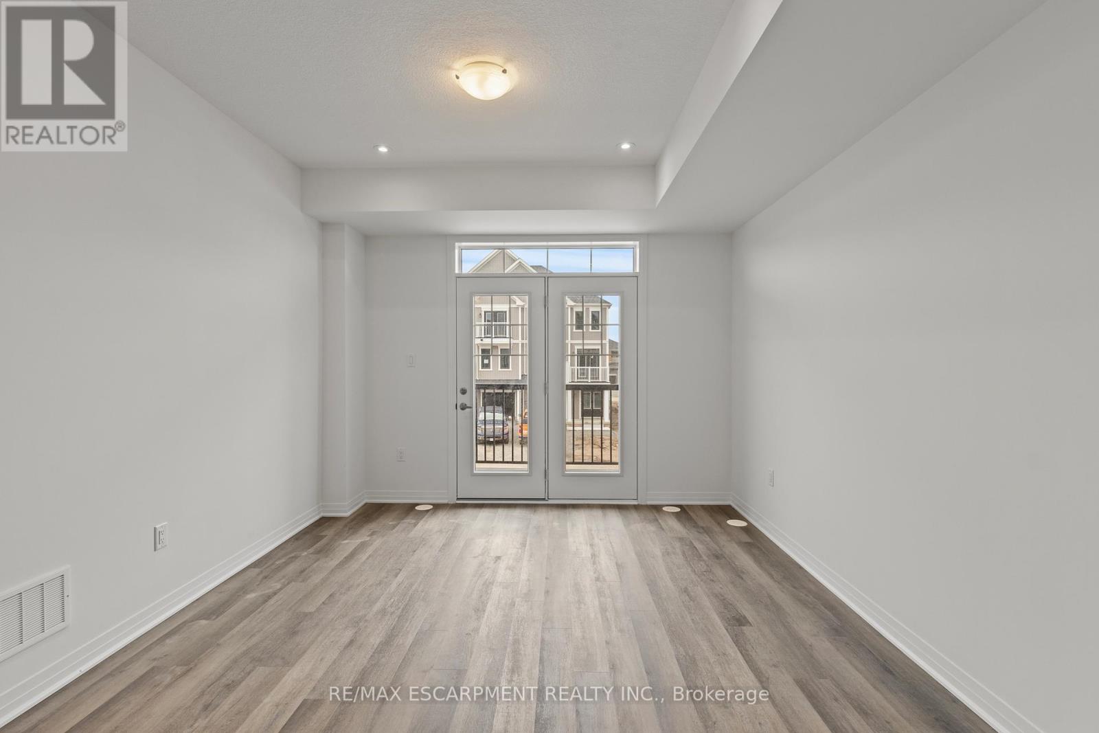 62 Pogie Drive, Welland, Ontario  L3B 6A7 - Photo 8 - X12356890