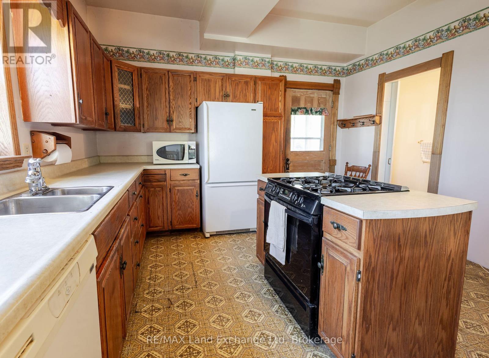 484 Queen Street, North Huron, Ontario  N0M 1H0 - Photo 24 - X12356906