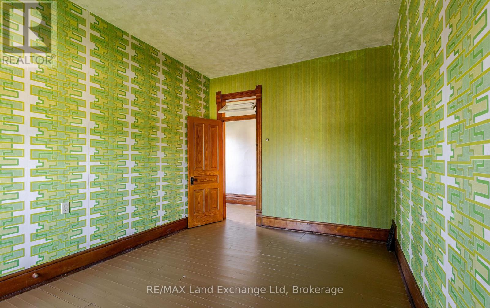 484 Queen Street, North Huron, Ontario  N0M 1H0 - Photo 27 - X12356906