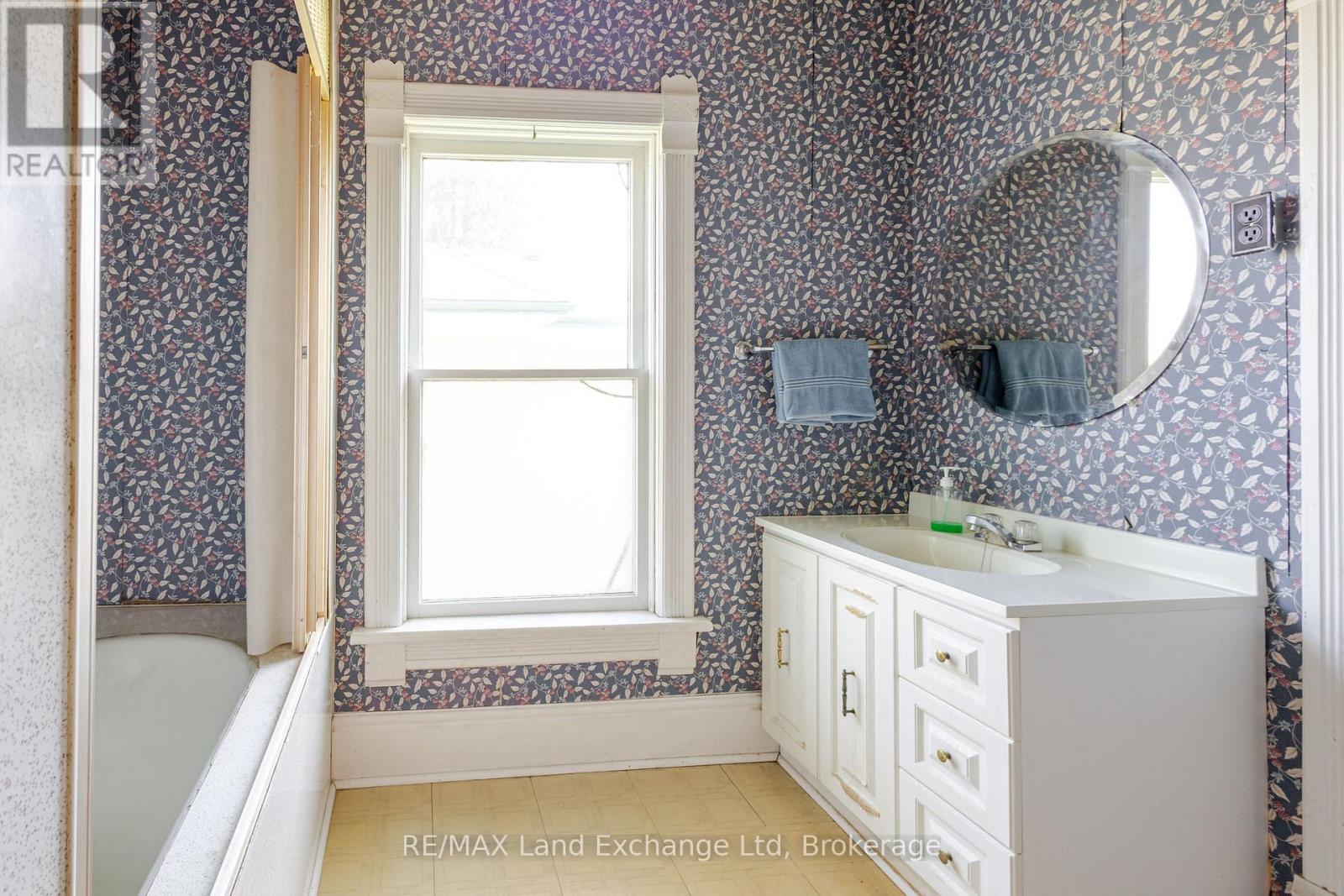 484 Queen Street, North Huron, Ontario  N0M 1H0 - Photo 35 - X12356906