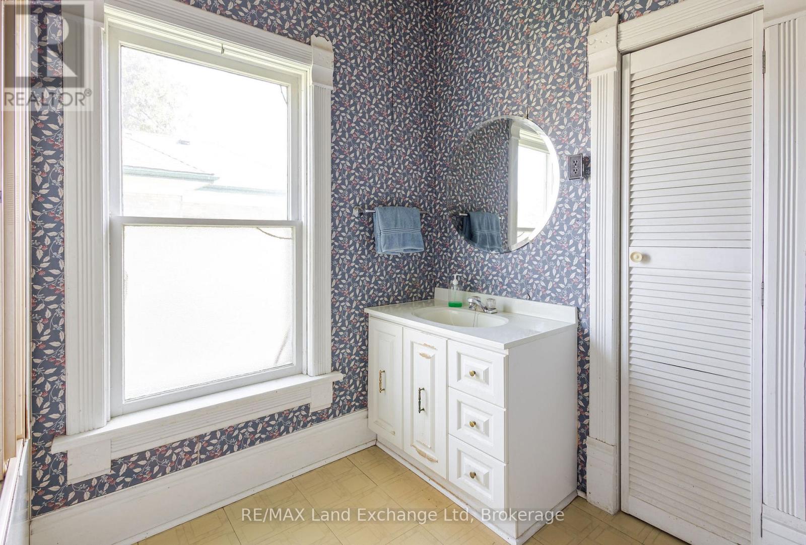 484 Queen Street, North Huron, Ontario  N0M 1H0 - Photo 37 - X12356906