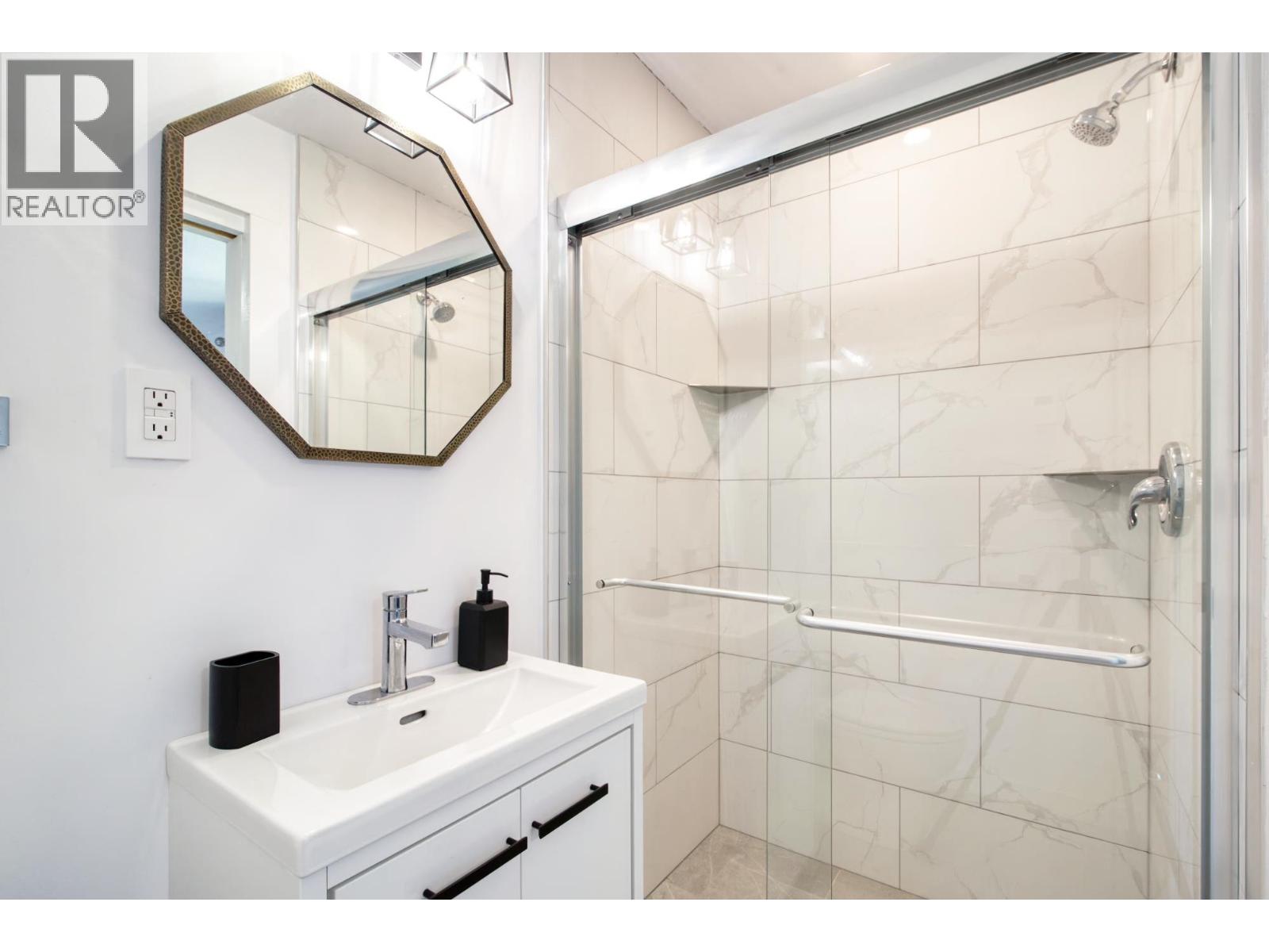 5639 O'brian Road, Halfmoon Bay, British Columbia  V7Z 1E9 - Photo 16 - R3039193
