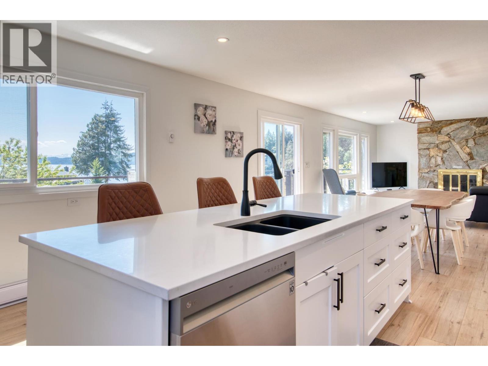 5639 O'brian Road, Halfmoon Bay, British Columbia  V7Z 1E9 - Photo 9 - R3039193