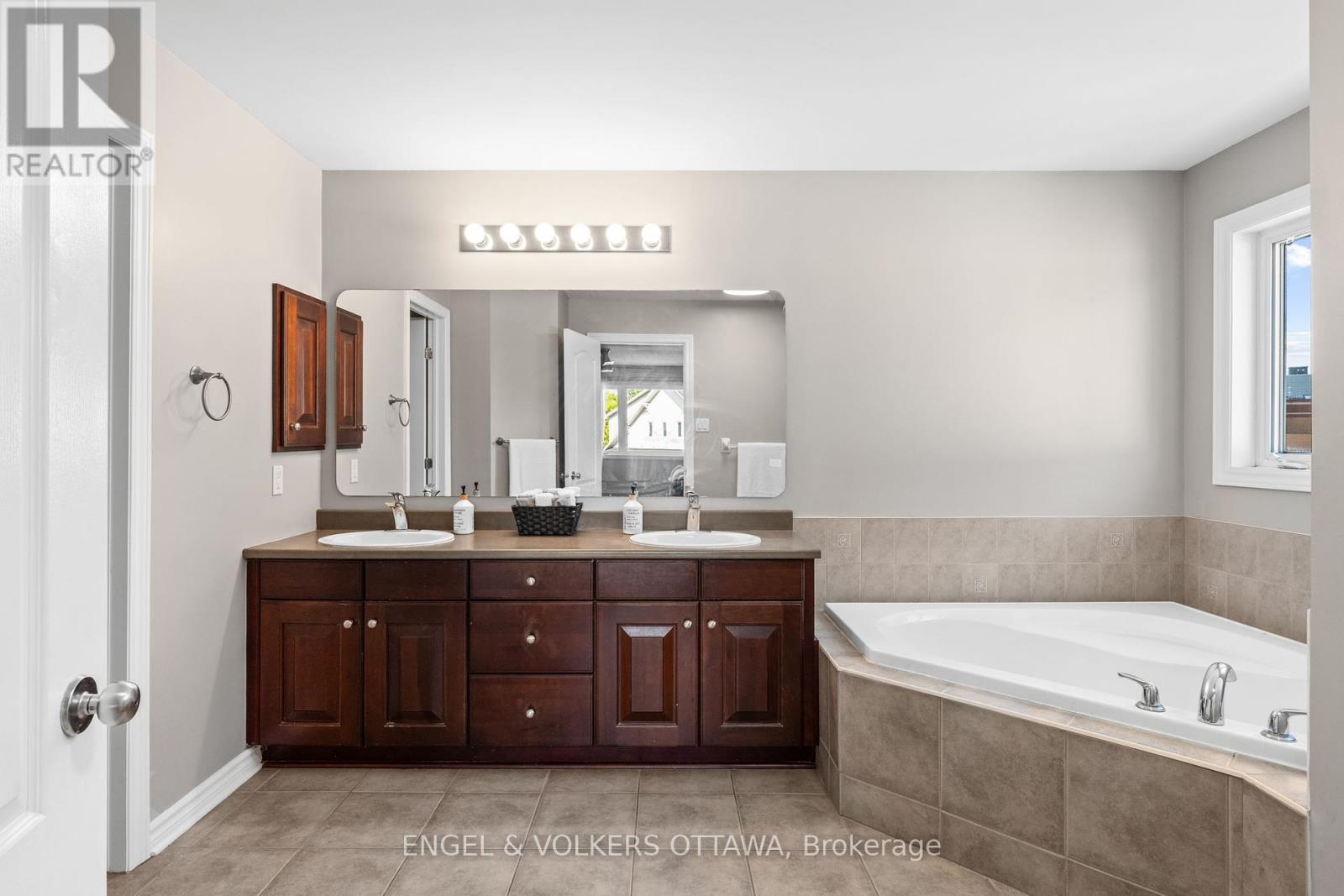 98 Anfield Crescent E, Ottawa, Ontario  K2G 7B7 - Photo 25 - X12357033
