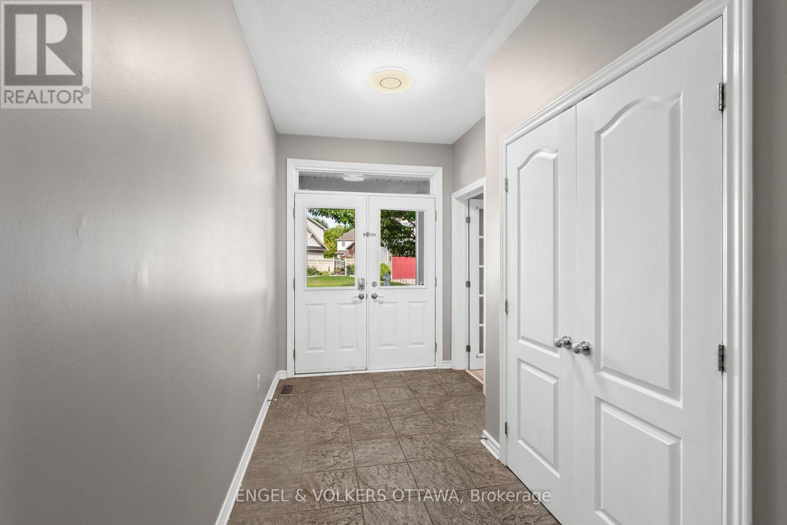Property at 98 ANFIELD CRESCENT E image 3
