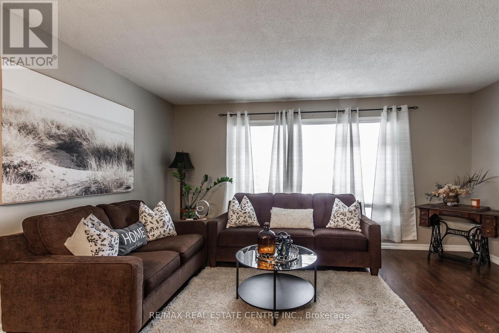 34 Milton Heights Crescent, Milton, Ontario  L9T 2W7 - Photo 5 - W12356971