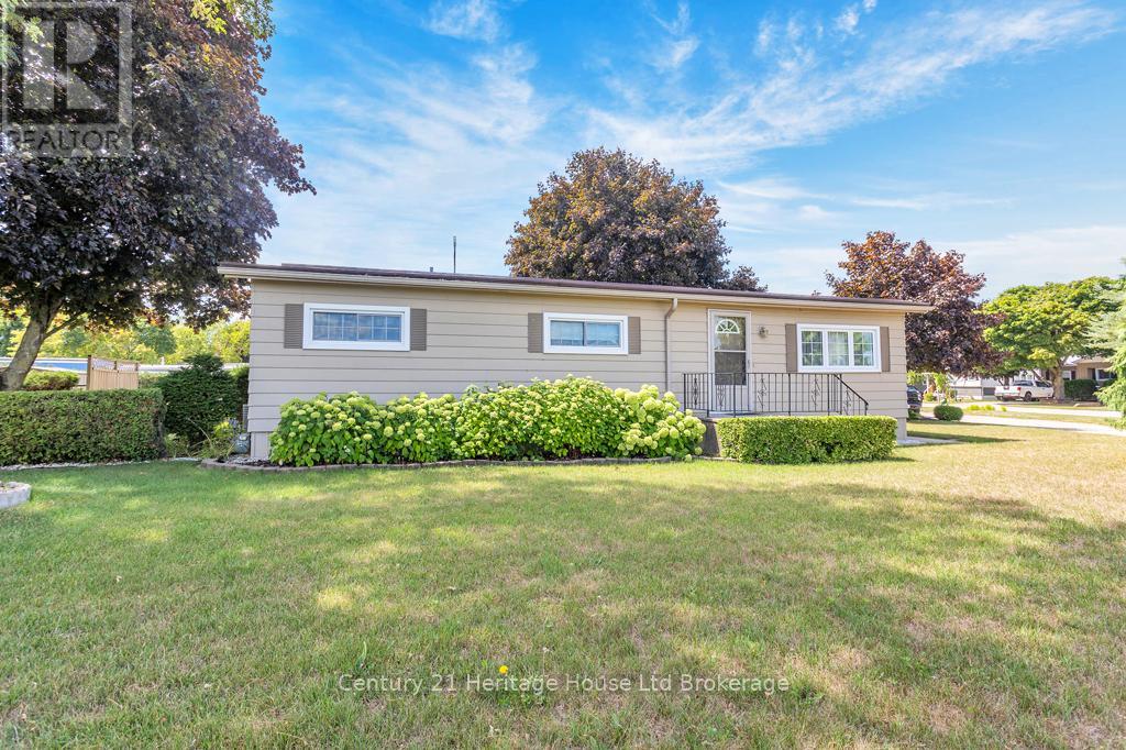 1 Fourth Street, Norfolk, Ontario  N4B 2W6 - Photo 1 - X12357011
