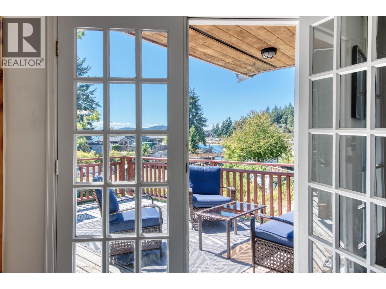 5625 O'brian Road, Halfmoon Bay, British Columbia  V7Z 1E9 - Photo 2 - R3039198