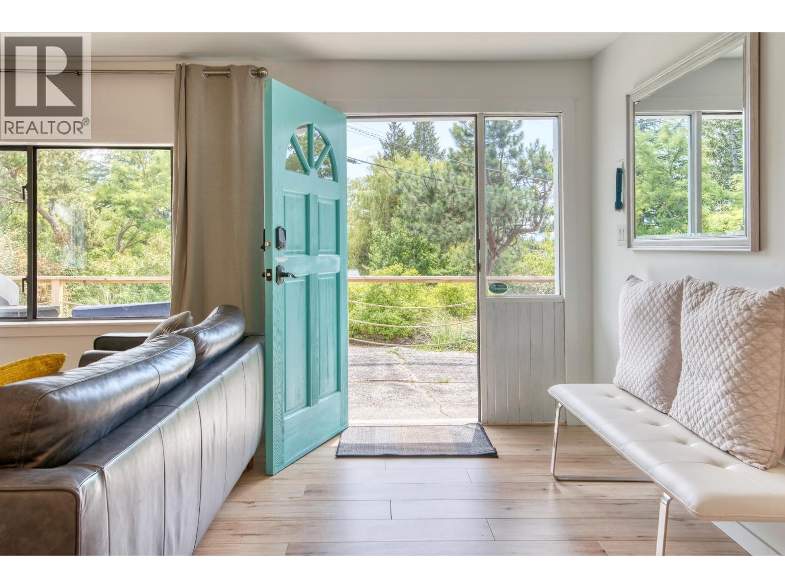 5625 O'brian Road, Halfmoon Bay, British Columbia  V7Z 1E9 - Photo 3 - R3039198