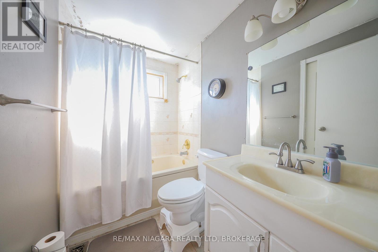 30 Garfield Lane, St. Catharines (Haig), Ontario  L2R 7G9 - Photo 7 - X12357183