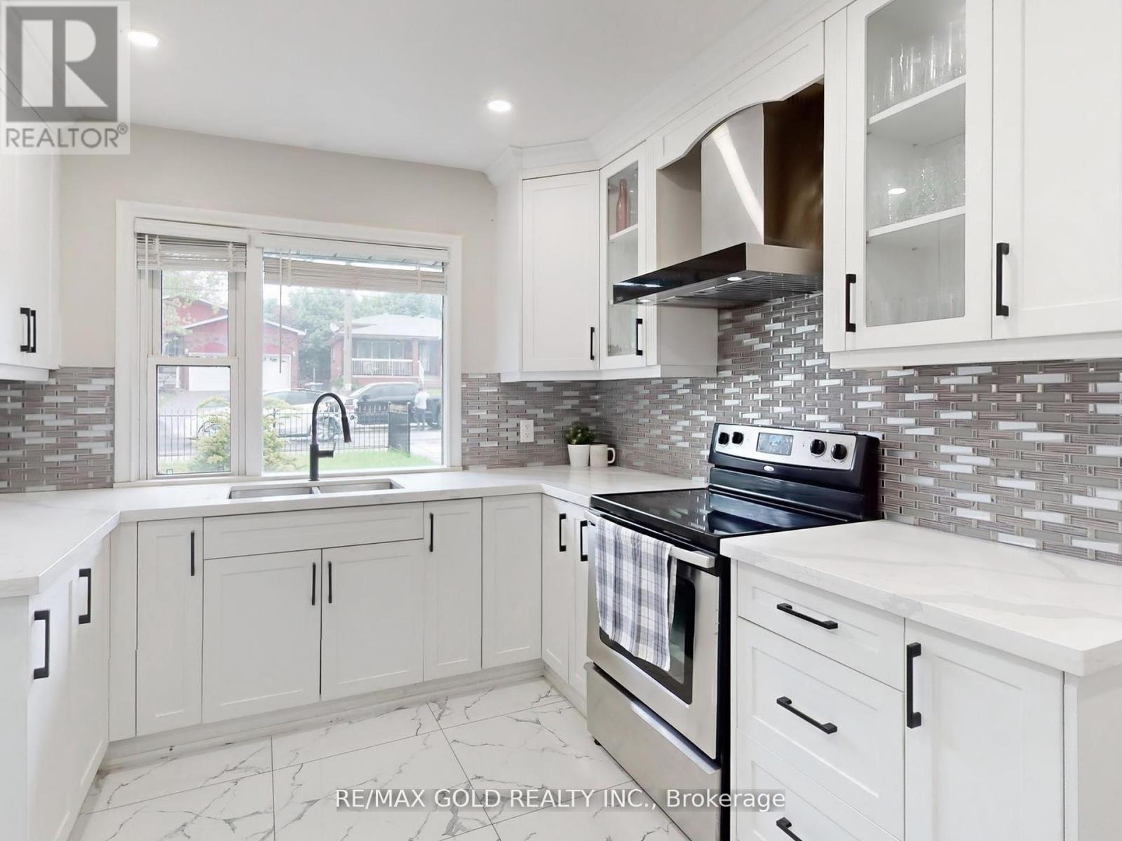 61 Centre Street N, Brampton, Ontario  L6V 1T1 - Photo 13 - W12357032