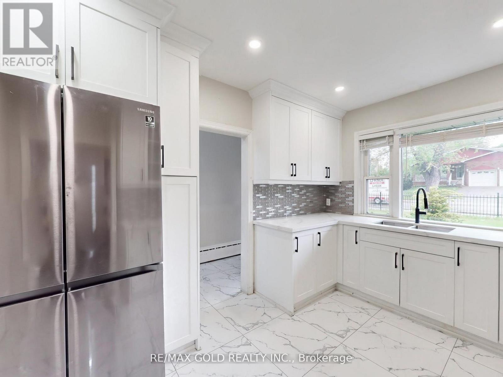 61 Centre Street N, Brampton, Ontario  L6V 1T1 - Photo 14 - W12357032