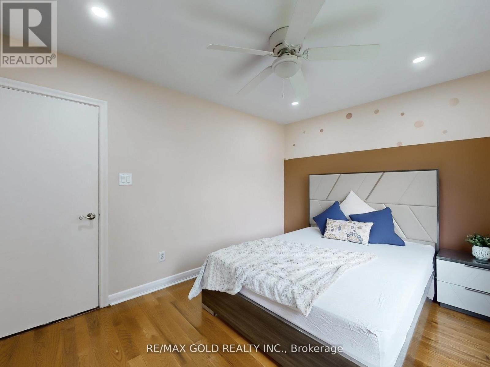 61 Centre Street N, Brampton, Ontario  L6V 1T1 - Photo 19 - W12357032